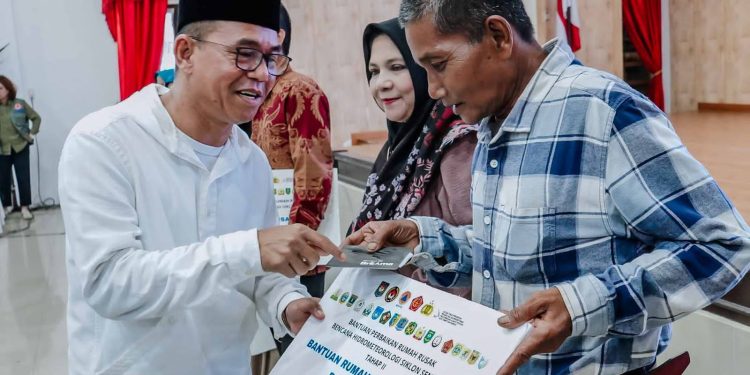 Zakiyuddin Harahap Salurkan Bantuan Perbaikan Rumah Korban Siklon Senyar