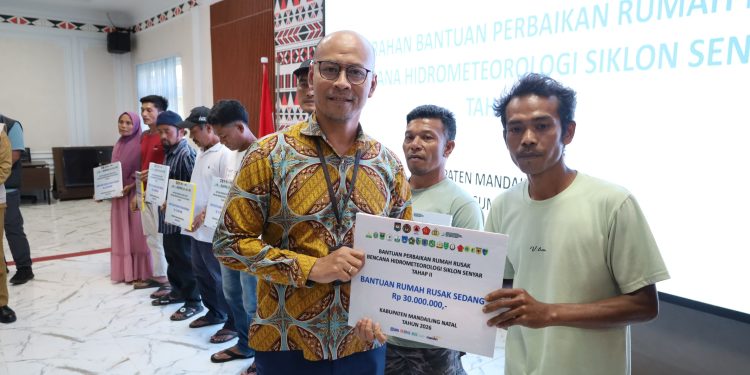 Bangkit Pascabencana, Pemkab Madina Bersama BRI Serahkan Bantuan Perbaikan Rumah Warga