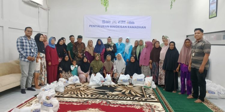 Ramadhan Penuh Berkah, BRI Kanca Panyabungan Bersama YBM Brilian dan IWABRI Berbagi Bingkisan