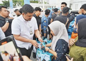 Gubernur Bobby Bagikan THR untuk Warga, Sasar Pekerja Informal di Medan