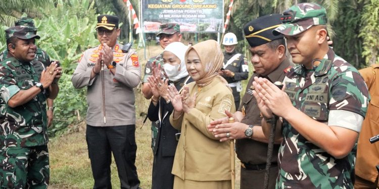 Wabup Tiorita Hadiri Ground Breaking Jembatan Gantung Garuda Merah Putih di Kuala