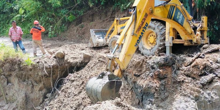 Pemkab Dairi Perbaiki Jalan longsor di Desa Jambur