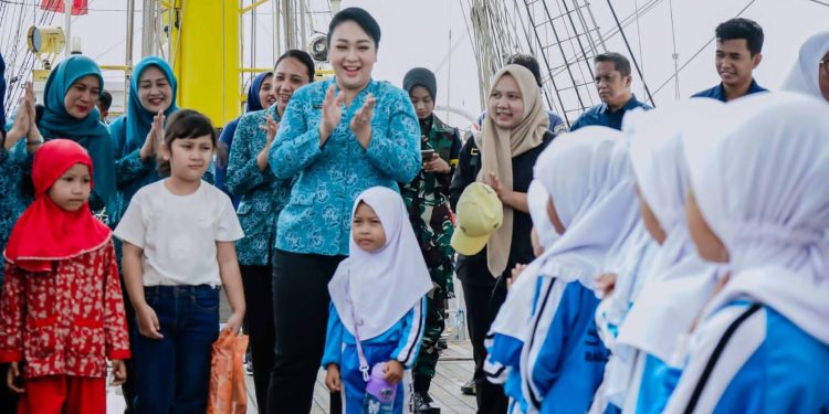 Airin Rico Waas Ajak Siswa PAUD dan TK Belajar Sambil Bermain di KRI Bima Suci
