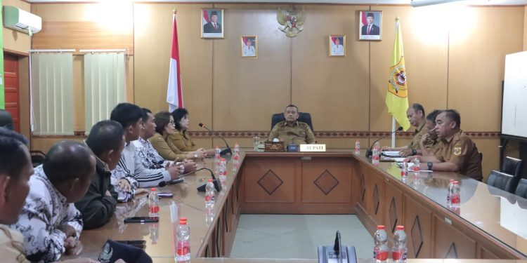 Bupati Dairi Tegaskan Pentingnya Leadership di Kalangan Guru