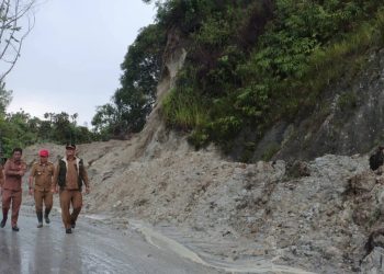 Wakil Bupati Dairi Tinjau Penanganan Longsor di Jalan Lintas Sumatera