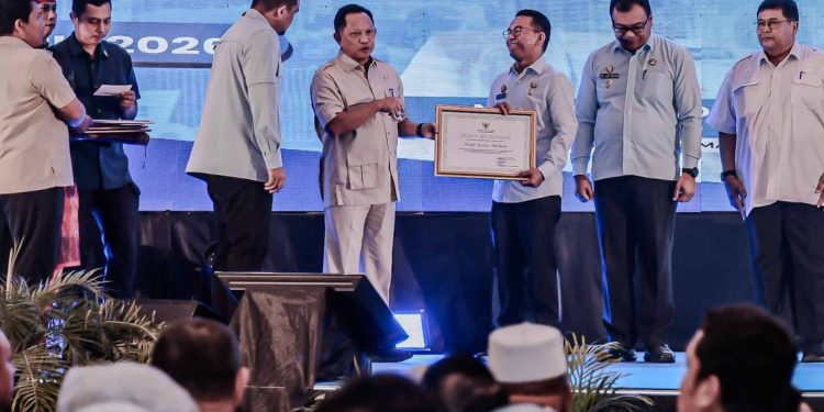 Wujudkan Kepedulian Antar-Daerah, Pemko Medan Terima Penghargaan dari Mendagri