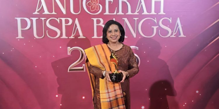 Ny. Lintong Rita Puspita Raih Anugerah Puspa Cita