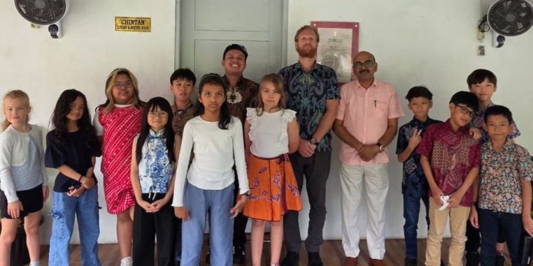 Konjen India Medan Putar Film English Vinglish untuk Siswa Medan Independent School