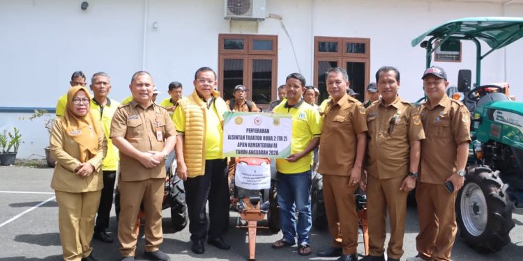 Enam Unit Alsintan Bantuan Anggota DPR RI Disalurkan ke Kelompok Tani