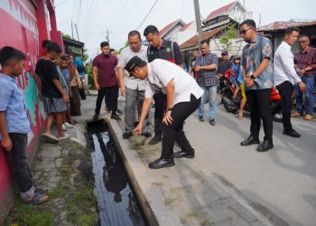 Atasi Banjir Mabar, Rico Waas Instruksikan Normalisasi Drainase Demi Kenyamanan Warga dan Siswa