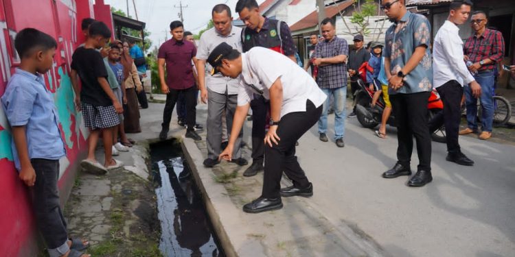 Atasi Banjir Mabar, Rico Waas Instruksikan Normalisasi Drainase Demi Kenyamanan Warga dan Siswa