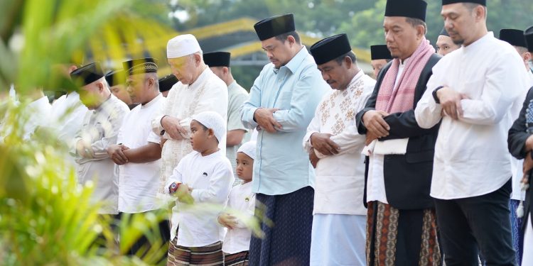 Gubernur Bobby Shalat Idul Adha Bersama Ribuan Warga Binjai, Pemprov Sumut Salurkan 167 Hewan Kurban