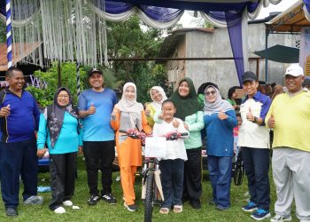 Meriahkan Kampung Binaan Polres Langkat, Endang Sumbangkan 2 Sepeda Gunung
