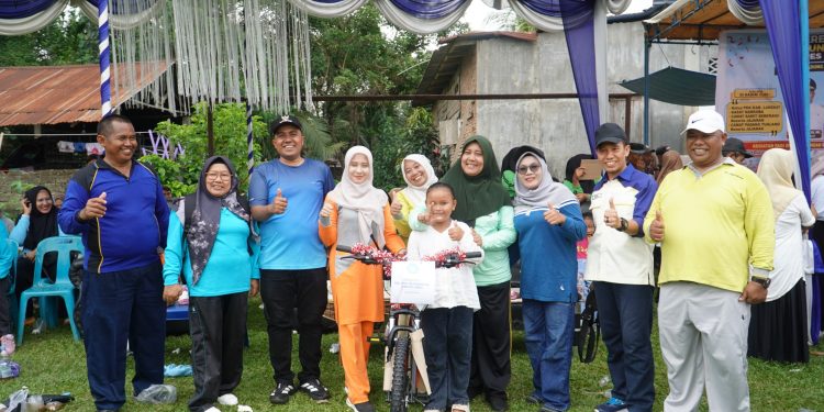 Meriahkan Kampung Binaan Polres Langkat, Endang Sumbangkan 2 Sepeda Gunung