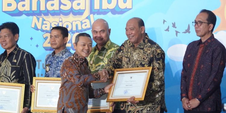 Bupati Langkat Raih Penghargaan Revitalisasi Bahasa Daerah dari Kemendikdasmen