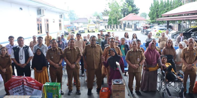 Bupati Dairi Serahkan Bantuan ke Penyandang Disabilitas