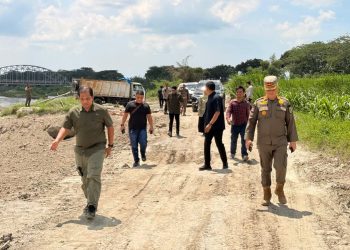 Bobby Nasution Tinjau Jalan Rusak di Galang, Pastikan Perbaikan Segera Dimulai dan Galian C Ilegal Ditutup