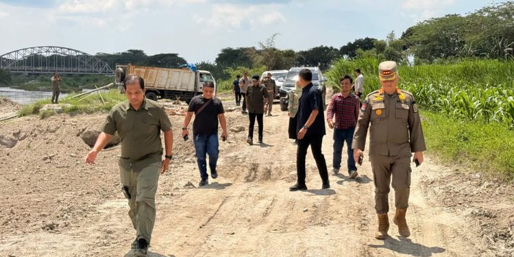 Bobby Nasution Tinjau Jalan Rusak di Galang, Pastikan Perbaikan Segera Dimulai dan Galian C Ilegal Ditutup