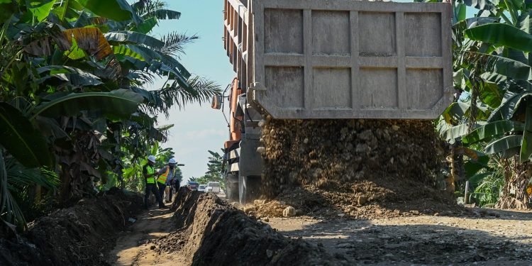 Puluhan Tahun Rusak, Jalan Strategis di Labuhanbatu Diperbaiki dan Diperlebar Gubernur Bobby