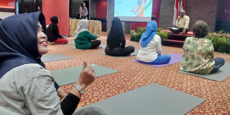 Melatih Kesehatan Fisik dan Mental, Konjen India Medan Pimpin Langsung Pelatihan Yoga Bagi Wartawan