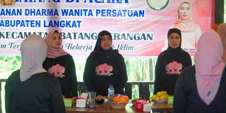 Endang Ajak DWP Langkat Jadi Pelopor Lingkungan