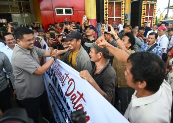 Disambut Hangat Warga di Bandara Binaka, Gubernur Bobby Awali Agenda Berkantor di Kepulauan Nias