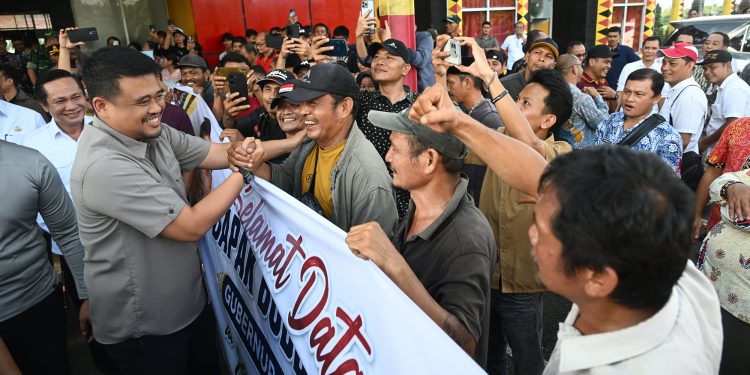 Disambut Hangat Warga di Bandara Binaka, Gubernur Bobby Awali Agenda Berkantor di Kepulauan Nias
