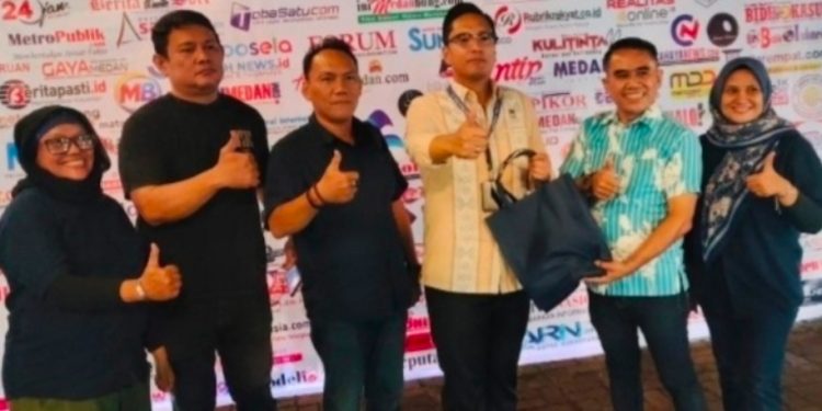 Wali Kota Rico Kunjungi Stand PWPM di Arena Bazaar UMKM APEKSI 2026, Borong Produk Lokal dan Doakan Sukses