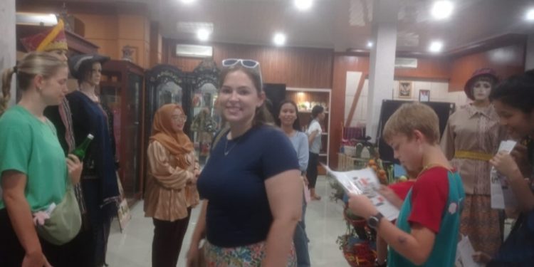Bule Cantik Asal AS Kunjungi PRSU, Aliest: Ingin Belajar Banyak tentang Kebudayaan Sumatera Utara
