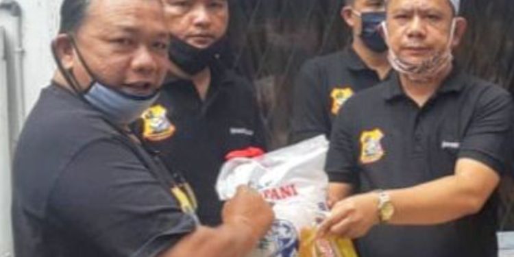 Di Jumat Barokah, Pewarta Polrestabes Medan Terus Konsisten Berbagi
