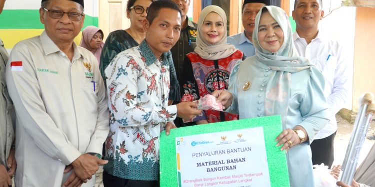 Plt Bupati Langkat Serahkan Kunci Rumah Layak Huni untuk Warga Pematang Serai