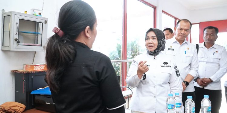 Plt Bupati Tiorita Tinjau Ketersediaan BBM di SPBU Stabat