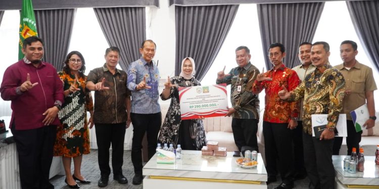 Plt Bupati Terima Rp290 Juta Bantuan dari Morowali untuk Pemulihan Rumah Ibadah
