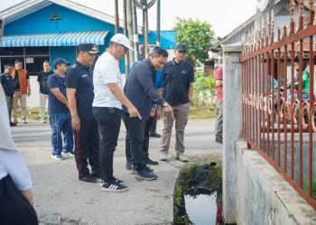 Wali Kota Medan Pimpin Gotong Royong Bersihkan Parit Jalan Taduan dari Sedimentasi