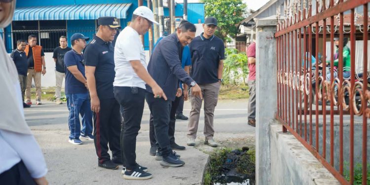 Wali Kota Medan Pimpin Gotong Royong Bersihkan Parit Jalan Taduan dari Sedimentasi