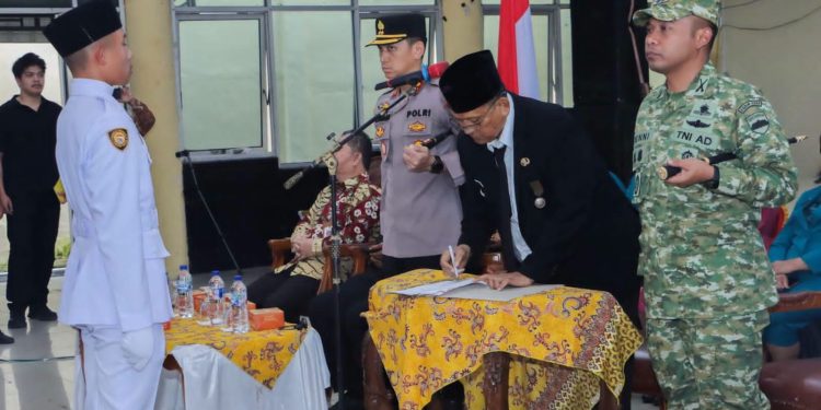 Bupati Kukuhkan 30 Calon Paskibra Kabupaten Dairi