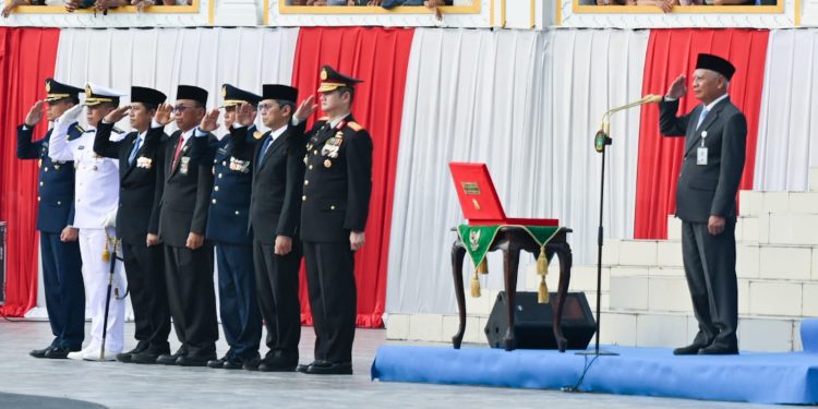 Pimpin Upacara Penurunan Bendera, Wagub Surya Gaungkan Semangat Kolaborasi untuk Percepat Pembangunan Sumut