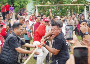 Hadir di Tengah Warga, Wali Kota Medan Ikut LombaTarik Tambang