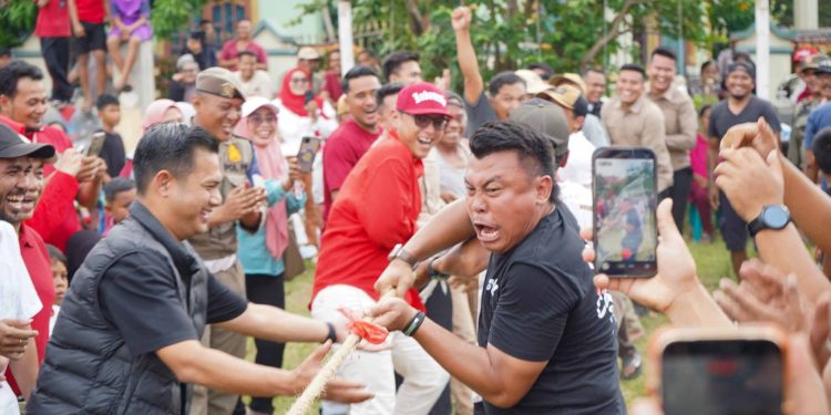 Hadir di Tengah Warga, Wali Kota Medan Ikut LombaTarik Tambang