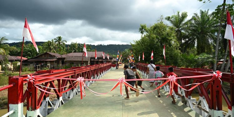 Resmikan Jembatan Bailey di Tapteng, Gubernur Bobby Janji Beri Modal Usaha untuk Warga