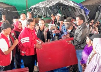 Bawa Ratusan Logistik Pengungsi Sinabung, Rapidin Simbolon Tegaskan PDI Perjuangan Hadir di Tengah Rakyat