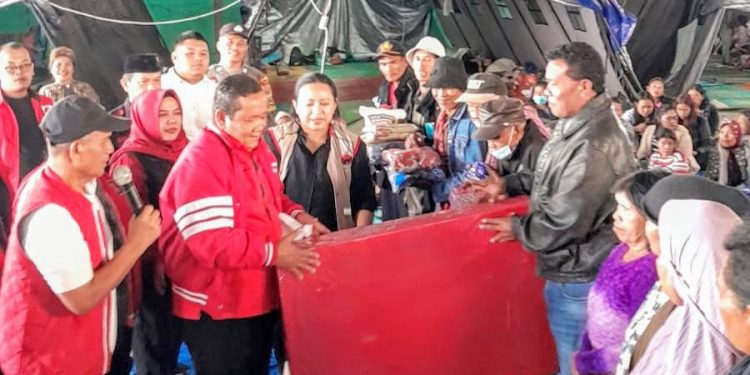 Bawa Ratusan Logistik Pengungsi Sinabung, Rapidin Simbolon Tegaskan PDI Perjuangan Hadir di Tengah Rakyat