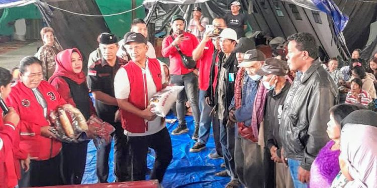 Salurkan Bantuan Korban Erupsi Sinabung, Sekretaris PDI Perjuangan Sumut Sutarto : Kita Diajarkan Tat Twam Asi Oleh Bung Karno