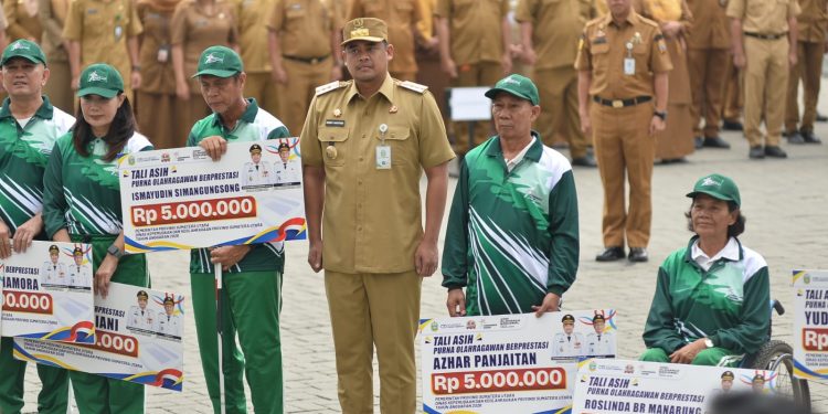 Peringati Haornas ke-43, Gubernur Bobby Berikan Tali Asih untuk Atlet Legendaris