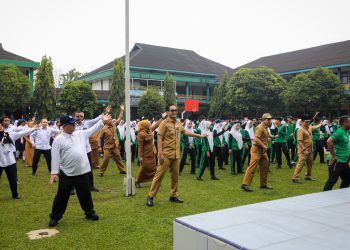 Mendikdasmen Abdul Mu’ti dan Wali Kota Rico Senam Bersama Siswa SMPN 1 Medan