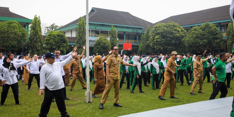 Mendikdasmen Abdul Mu’ti dan Wali Kota Rico Senam Bersama Siswa SMPN 1 Medan