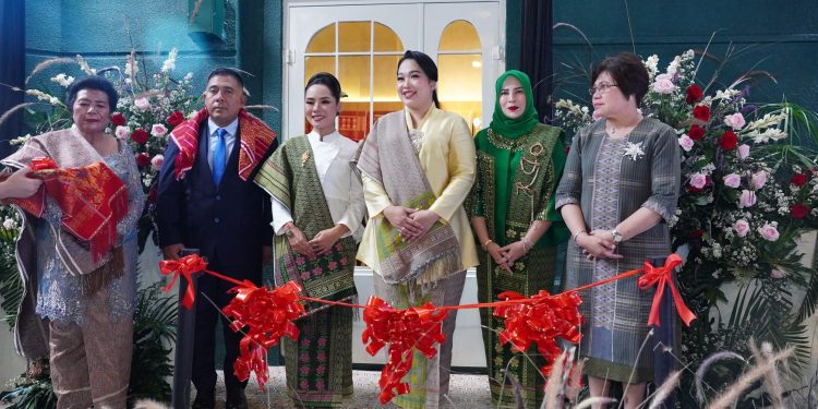 Angkat Pesona Tenun Karo Ke Kancah Modern, Airin Rico Waas Resmikan Gallery Torose