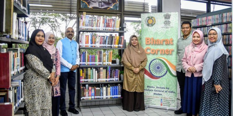 Konjen India Medan Tambah Kokeksi Buku di Bharat Corner USU