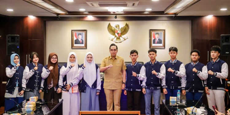 Bawa Nama Indonesia, Rico Waas Berangkatkan 10 Pelajar Medan ke Ipoh Malaysia