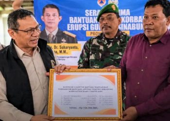 Anggota DPR-RI H.M. Husni, SE, MM Salurkan Bantuan untuk Warga Terdampak Sinabung